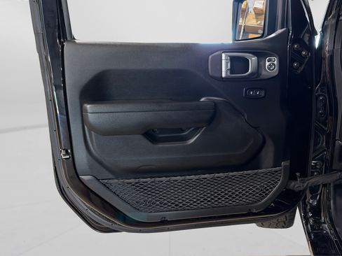 Used 2022 Jeep Wrangler Unlimited Rubicon AWD/4WD image 16