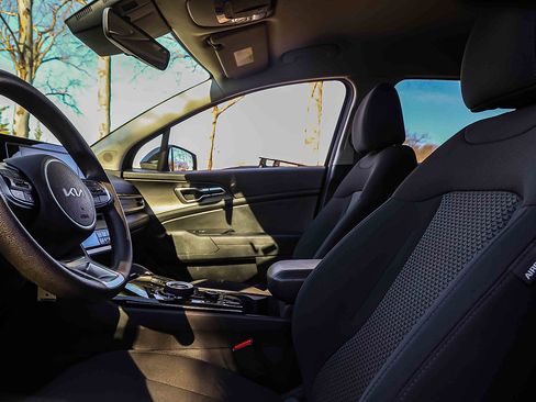 Used 2023 Kia Sportage LX image 8