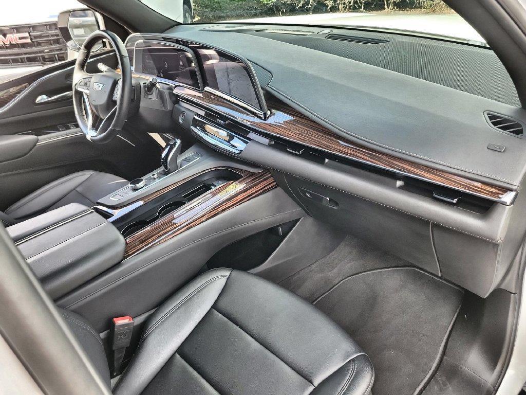 Used 2024 Cadillac Escalade Luxury RWD image 28