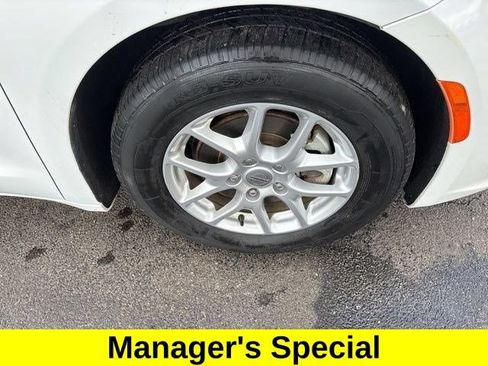 Used 2023 Chrysler Pacifica Touring-L FWD image 40