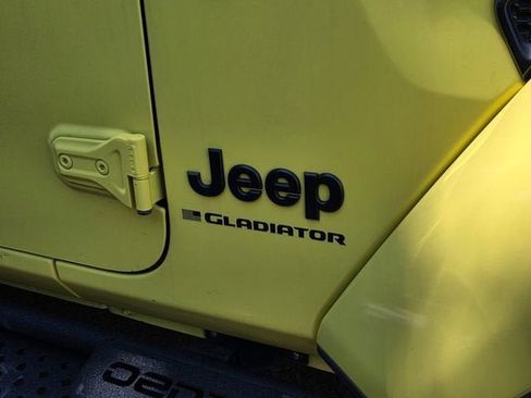Used 2024 Jeep Gladiator Sport AWD/4WD image 3