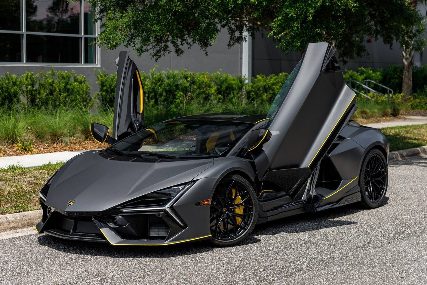 Used 2025 Lamborghini Revuelto AWD/4WD image 2