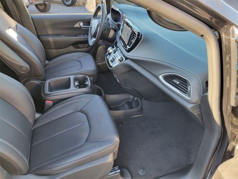 New 2026 Chrysler Pacifica Select image 16