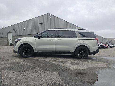 Used 2025 Kia Carnival SX w/ SX Dark Edition Package image 12