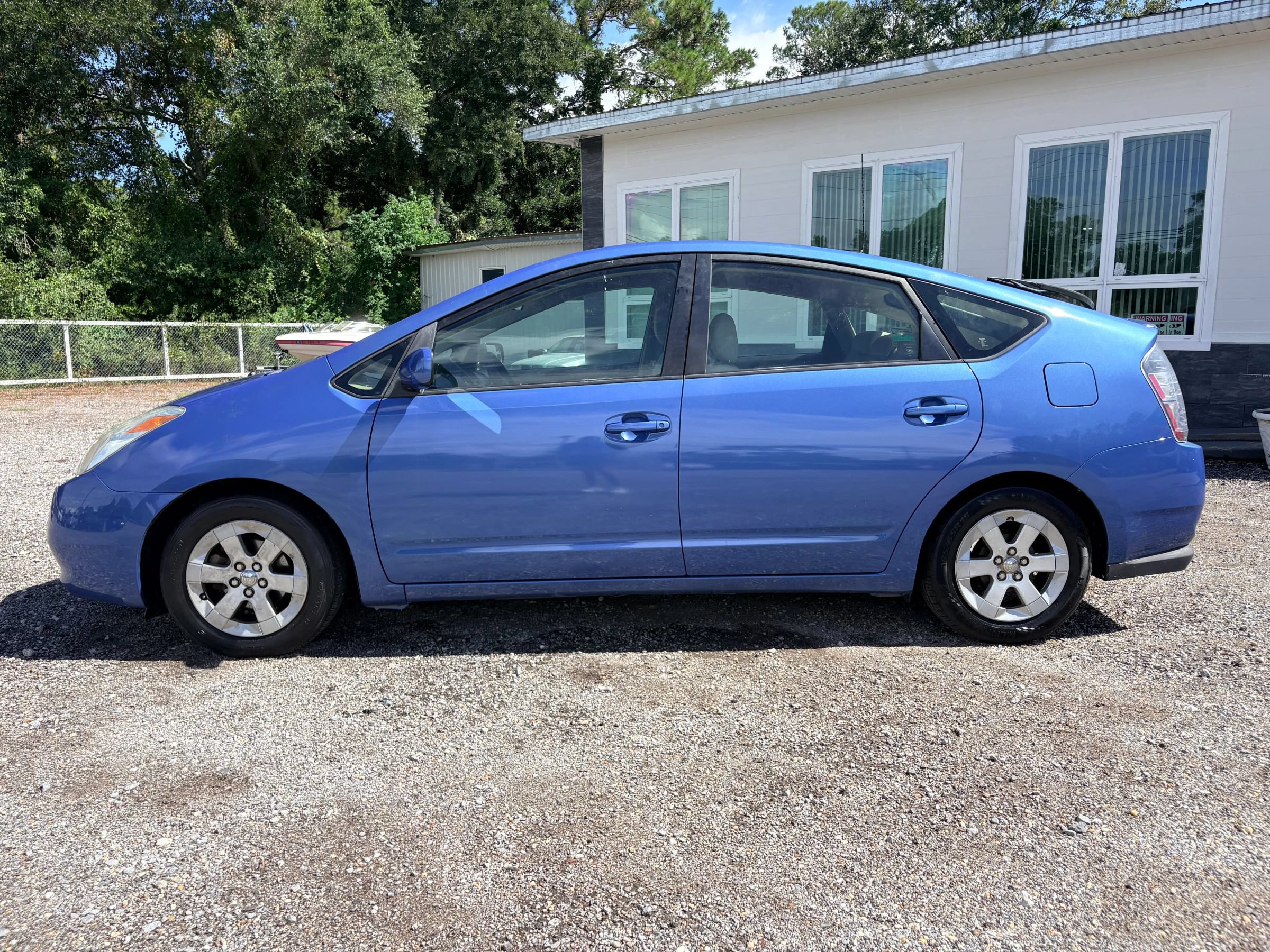 Used 2005 Toyota Prius w/ Pkg 1 FWD image 2