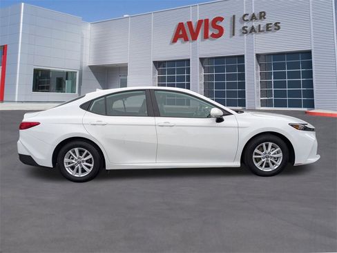 Used 2025 Toyota Camry LE image 5
