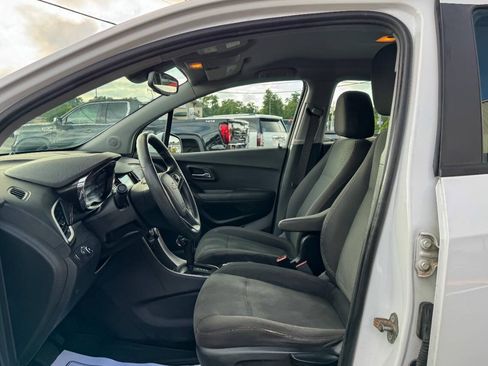 Used 2019 Chevrolet Trax LS AWD/4WD image 16