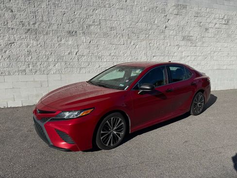Used 2020 Toyota Camry SE image 1