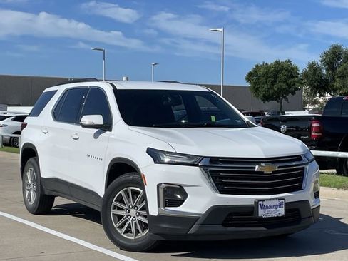 Used 2023 Chevrolet Traverse LT FWD image 2