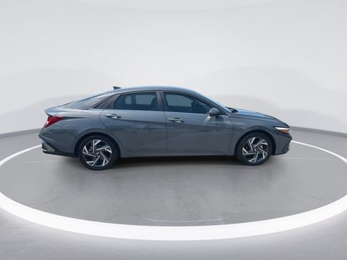 Certified 2025 Hyundai Elantra Limited FWD image 9