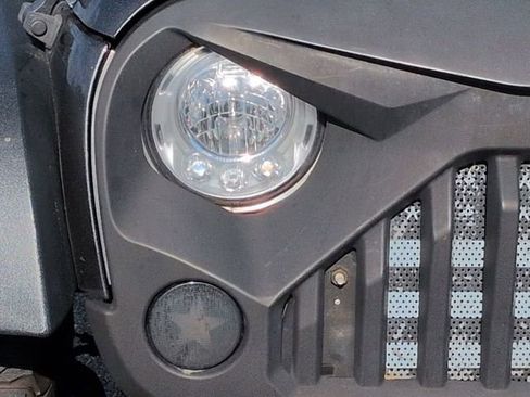 Used 2017 Jeep Wrangler Unlimited Rubicon w/ Cold Weather Group image 10