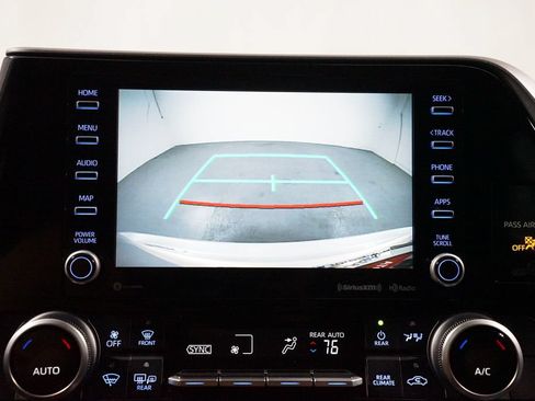 Used 2022 Toyota Highlander LE FWD image 18