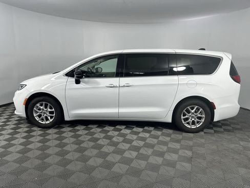 Used 2024 Chrysler Pacifica Touring-L FWD image 5