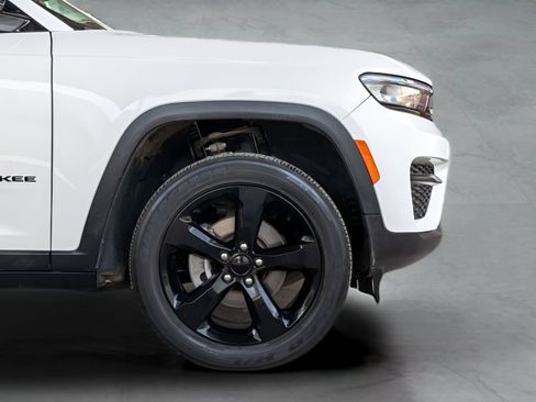 Used 2023 Jeep Grand Cherokee Altitude AWD/4WD image 10