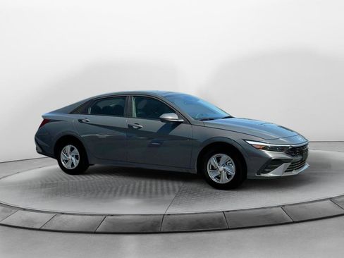 New 2025 Hyundai Elantra SE image 10