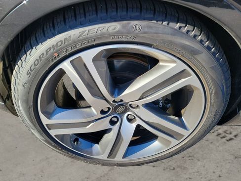 New 2024 Land Rover Discovery Metropolitan Edition image 9