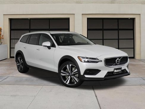 New 2026 Volvo V60 B5 Cross Country Plus w/ Climate Package AWD/4WD image 19