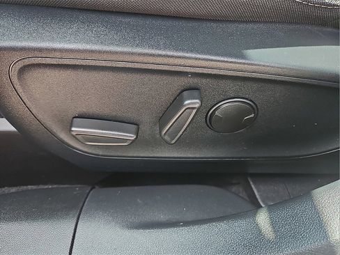 Used 2020 Ford Escape SE image 19