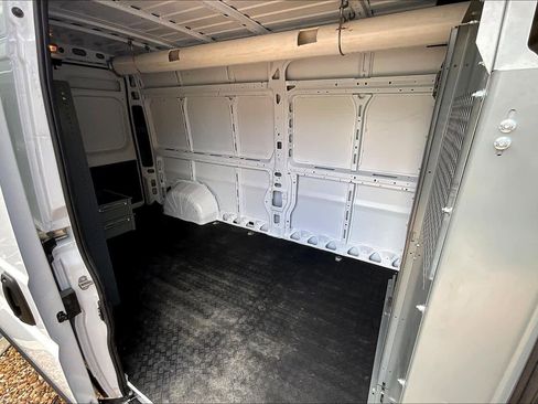 Used 2025 RAM ProMaster 2500 w/ Storage Group FWD image 27