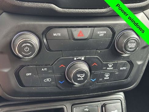 Used 2018 Jeep Renegade Latitude FWD image 18