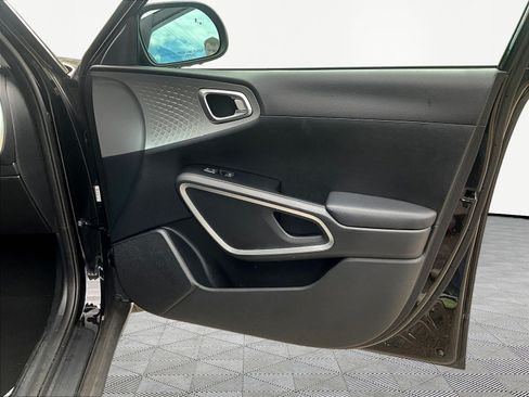 Used 2023 Kia Soul LX w/ LX Technology Package FWD image 27