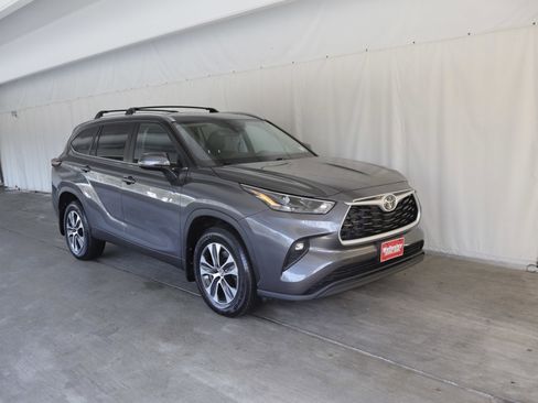 Used 2024 Toyota Highlander XLE AWD/4WD image 1