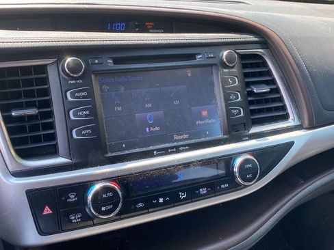 Used 2019 Toyota Highlander XLE FWD image 14