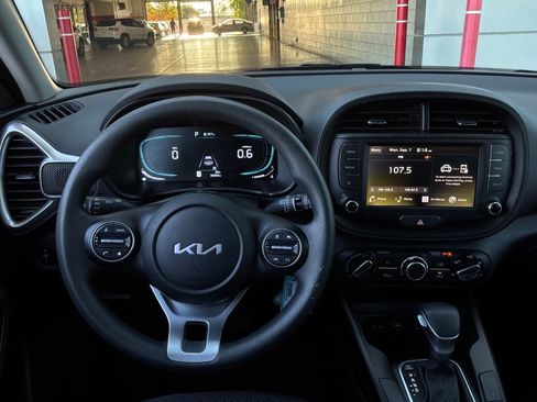Used 2025 Kia Soul LX w/ LX Technology Package FWD image 13