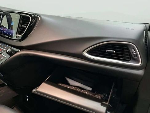 Used 2025 Chrysler Pacifica Select FWD image 77