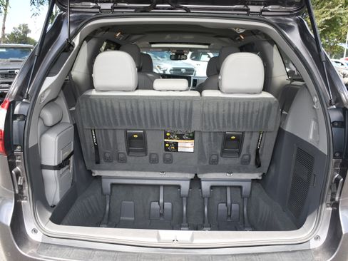 Used 2020 Toyota Sienna XLE image 18