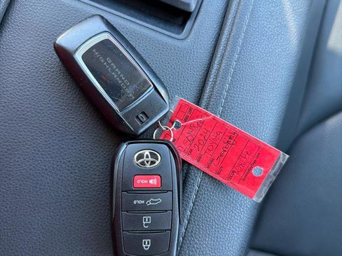 Used 2024 Toyota Grand Highlander AWD image 31