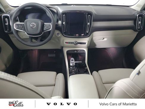 Used 2025 Volvo XC40 B5 Plus image 16