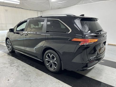 Used 2026 Toyota Sienna Platinum AWD/4WD image 7
