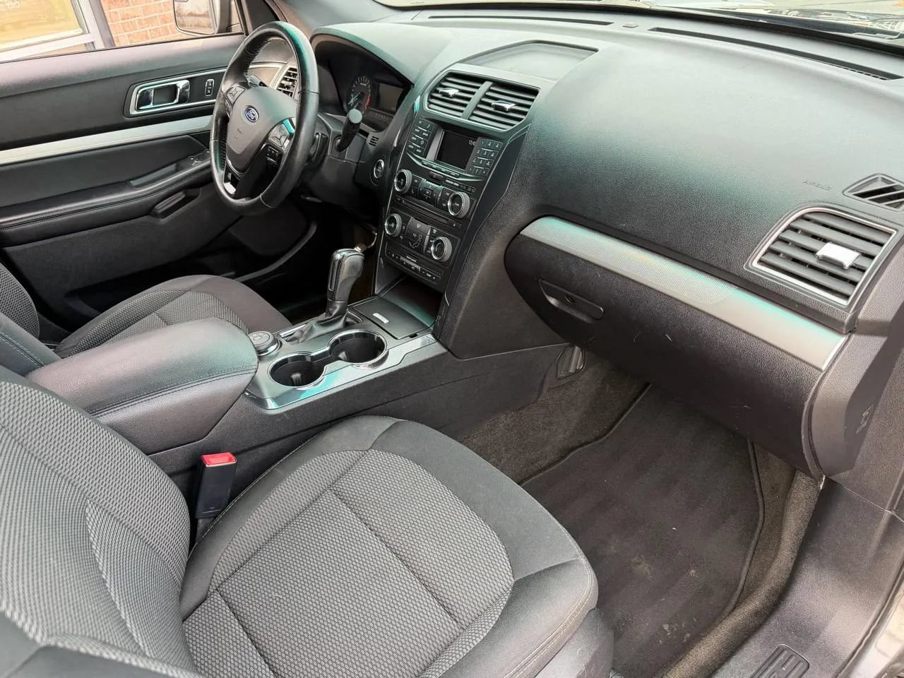 Used 2017 Ford Explorer XLT AWD/4WD image 30