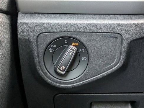 Used 2022 Volkswagen Atlas Cross Sport SEL R-Line image 10