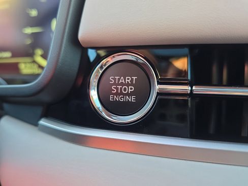 New 2025 Mitsubishi Outlander SE image 23