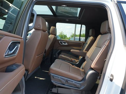 Used 2022 Chevrolet Suburban High Country AWD/4WD image 18