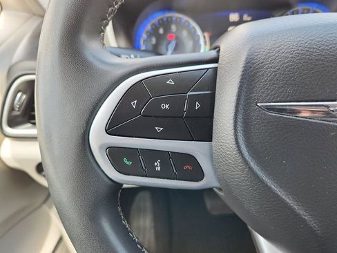 Used 2023 Chrysler Pacifica Touring-L FWD image 25