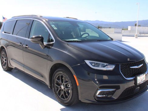 Used 2022 Chrysler Pacifica Touring-L image 2