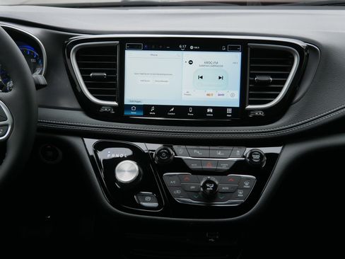 New 2026 Chrysler Pacifica Select image 9