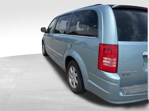 Used 2010 Chrysler Town & Country Touring FWD image 10