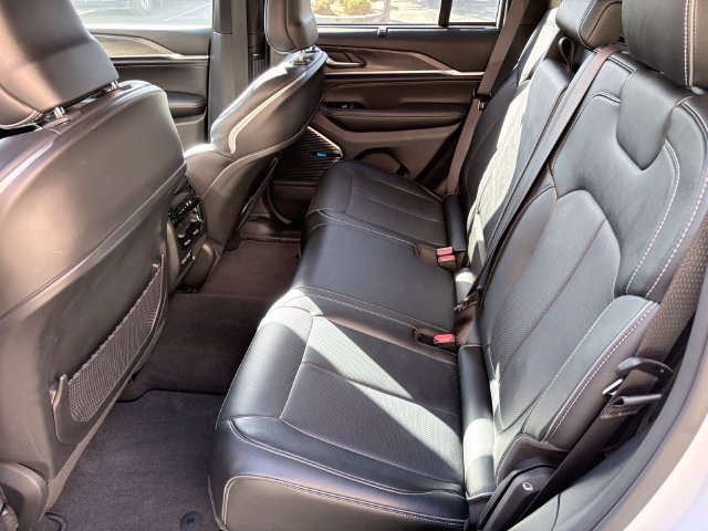 Used 2023 Jeep Grand Cherokee Overland w/ Advanced Protech Group III AWD/4WD image 7