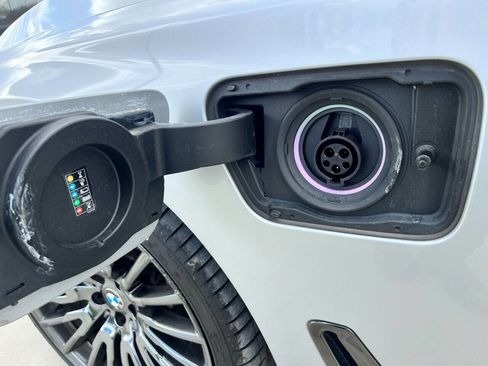 Used 2019 BMW 740e xDrive 740e xDrive iPerformance AWD 4 w/ Executive Package image 15