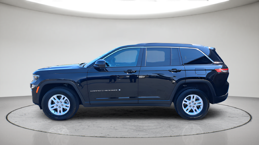 Used 2025 Jeep Grand Cherokee Laredo AWD/4WD image 8