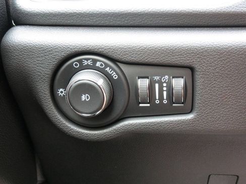 Used 2021 Chrysler Pacifica Touring AWD/4WD image 12