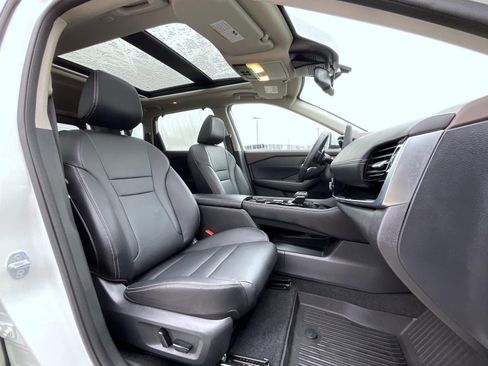 Used 2023 Nissan Rogue SL w/ SL Premium Package image 16