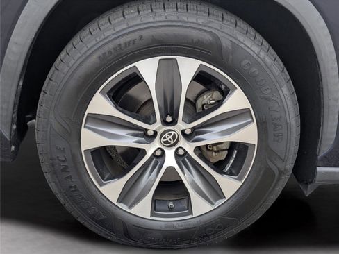 Used 2022 Toyota Highlander XLE image 41