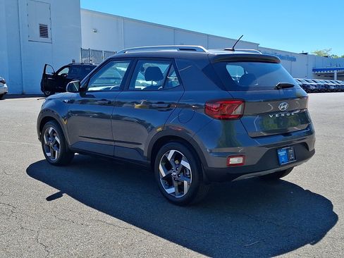 Used 2024 Hyundai Venue SEL FWD image 4