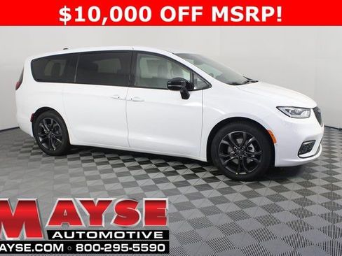 New 2026 Chrysler Pacifica Select image 1