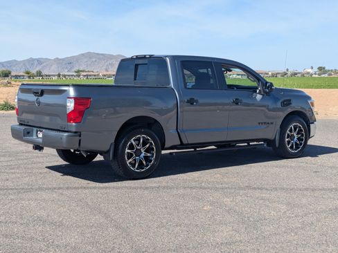Used 2017 Nissan Titan SV image 5